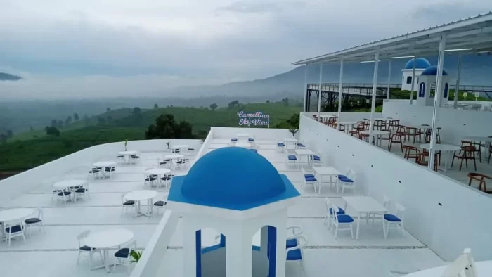 Cafe Resto Santorini dan Camellian Sky View