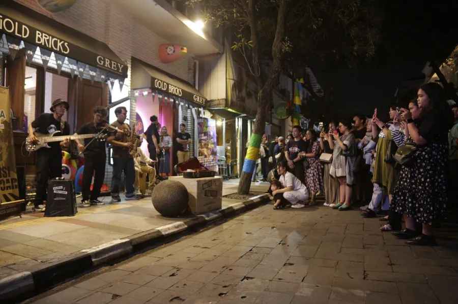 musisi trotoar jalanan braga bandung